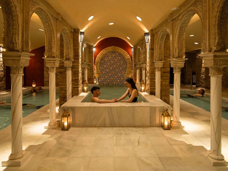 Bathing hall with columns and pool at Hammam Palacio Nazarí